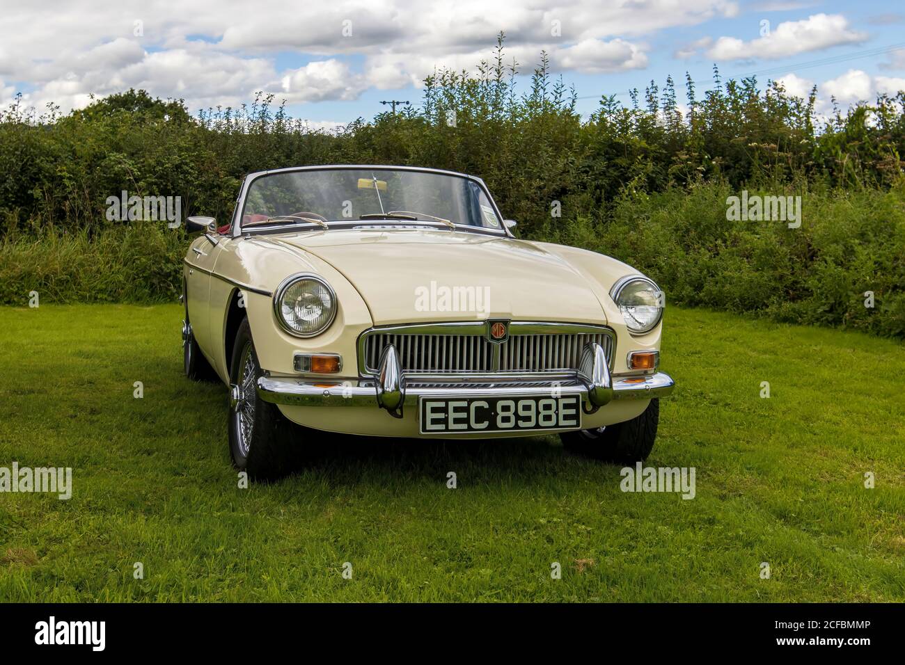 Un'auto classica 1967, un MGB, numero di Reg E898E, al Blue Bowl, West Harptree, Somerset Foto Stock