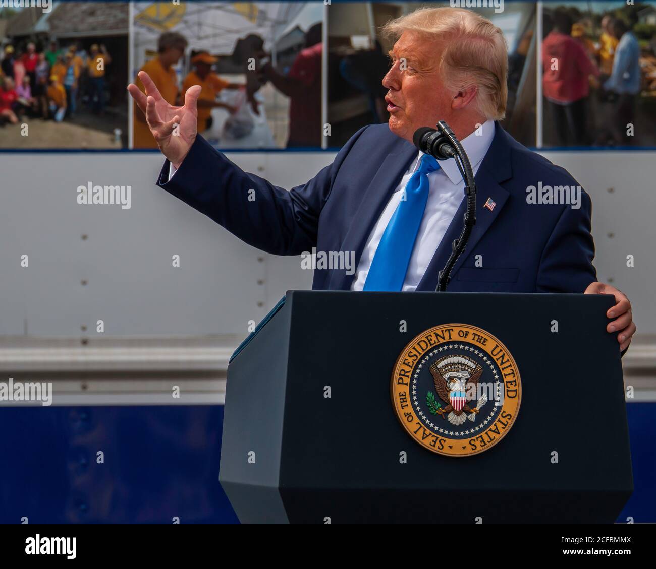 Il presidente Trump gestendo verso la folla mentre parla di Successo degli agricoltori per le famiglie programma di alimentazione della scatola alimentare Foto Stock