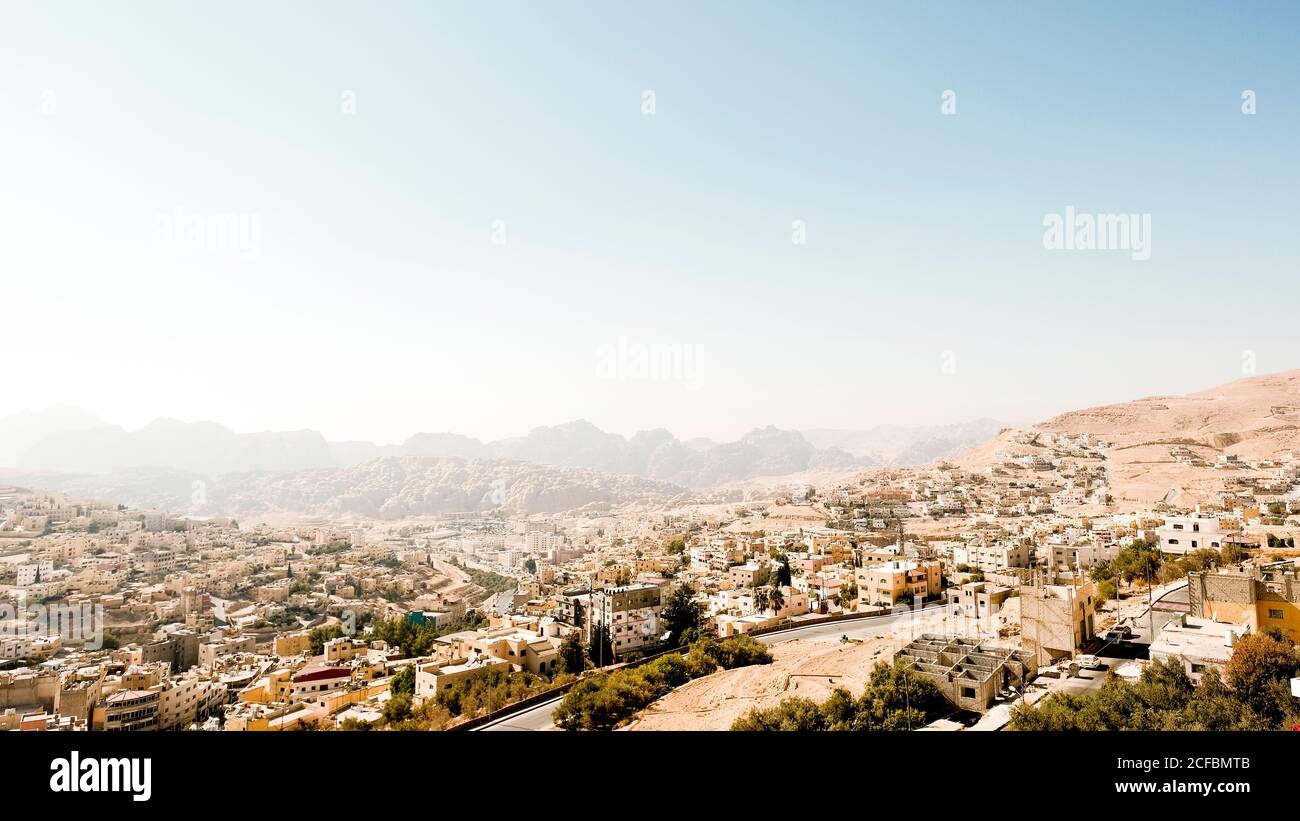 Città moderna di Wadi Musa, con Petra, Giordania sullo sfondo Foto Stock