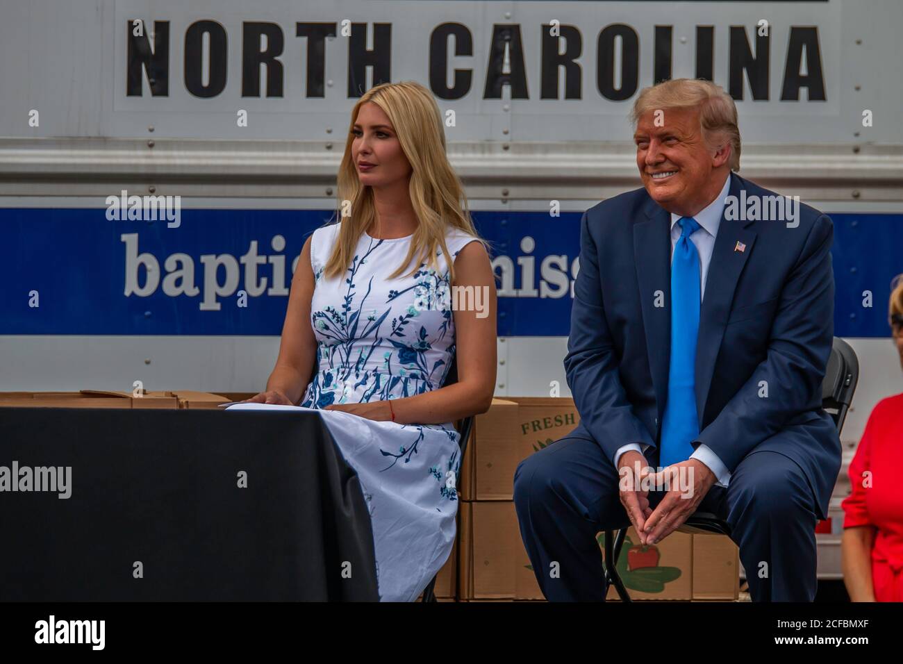 Il presidente Trump sorridendo su una dichiarazione sul successo Dei coltivatori alle famiglie programma di alimentazione della scatola di alimento Foto Stock