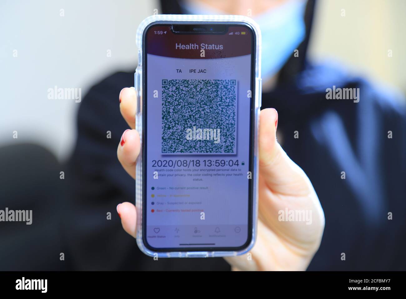Ehtraz app Green dichiara sul cellulare in Qatar Foto Stock