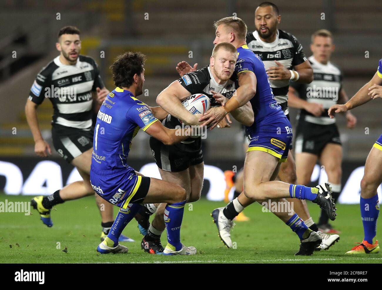 Brad Fash (al centro) dello Hull FC è affrontato da Stefan Ratchford (a sinistra) dei Warrington Wolves e Mike Cooper durante la partita della Betfred Super League allo Emerald Headingley Stadium di Leeds. Foto Stock