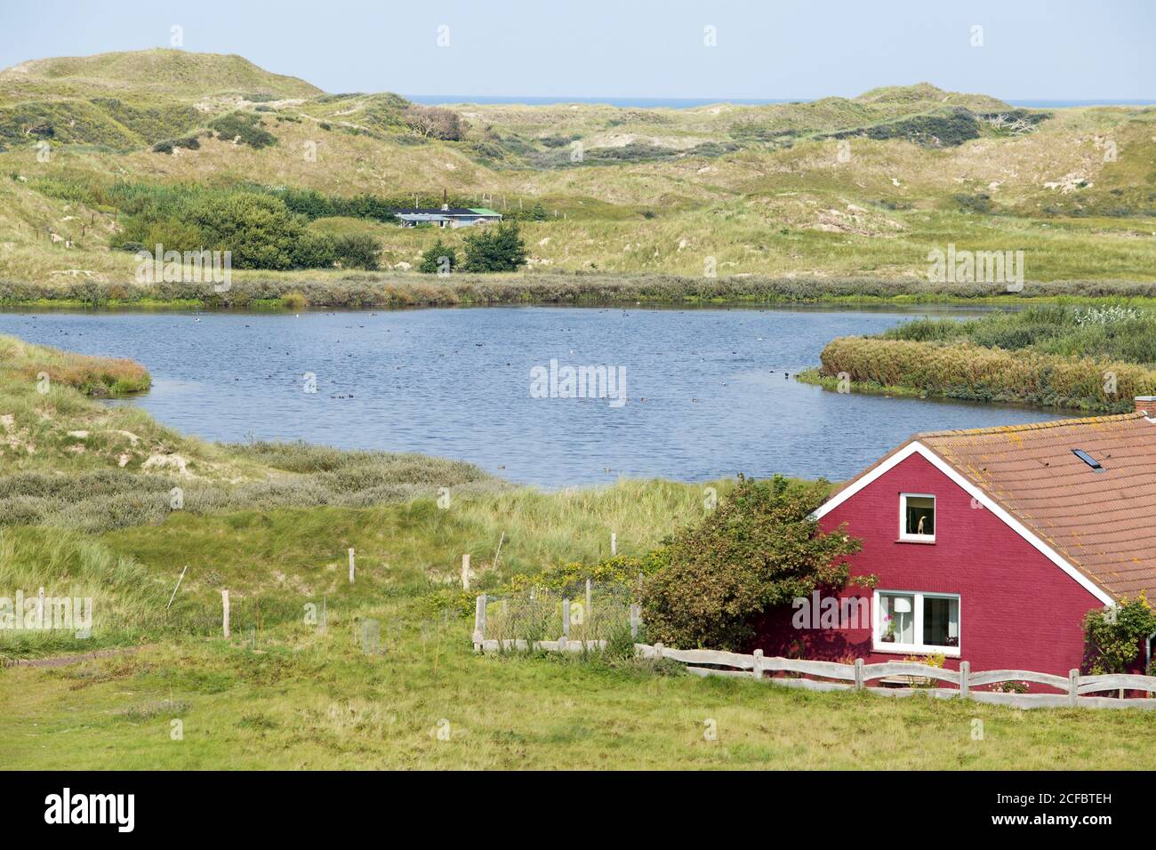 Vista dalla duna panoramica sul bordo orientale del villaggio su uno stagno, Norderney, Isole Frisone Orientali Foto Stock