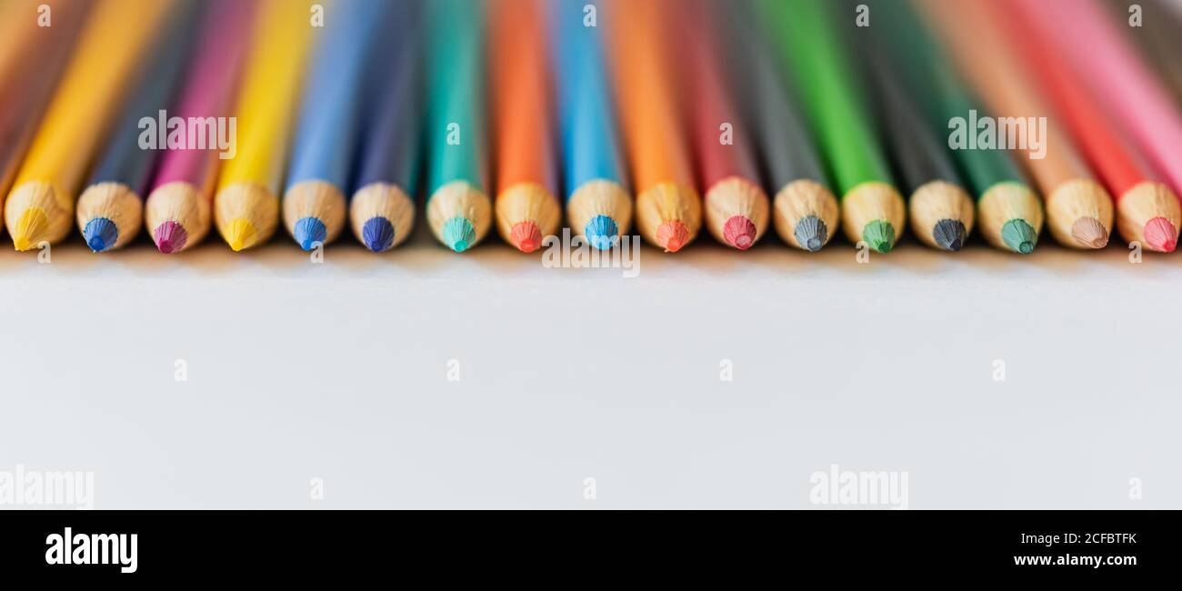 Primo piano di punte affilate di matita su sfondo bianco. Foto Stock