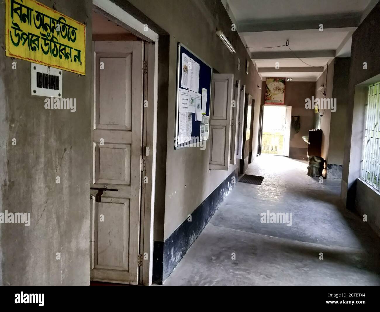 Vecchi corridoi di una scuola nella città di Joygopalpur del Bengala Occidentale, India. Testo bengalese letto "senza permesso non salire" - 9 febbraio 2018 Foto Stock
