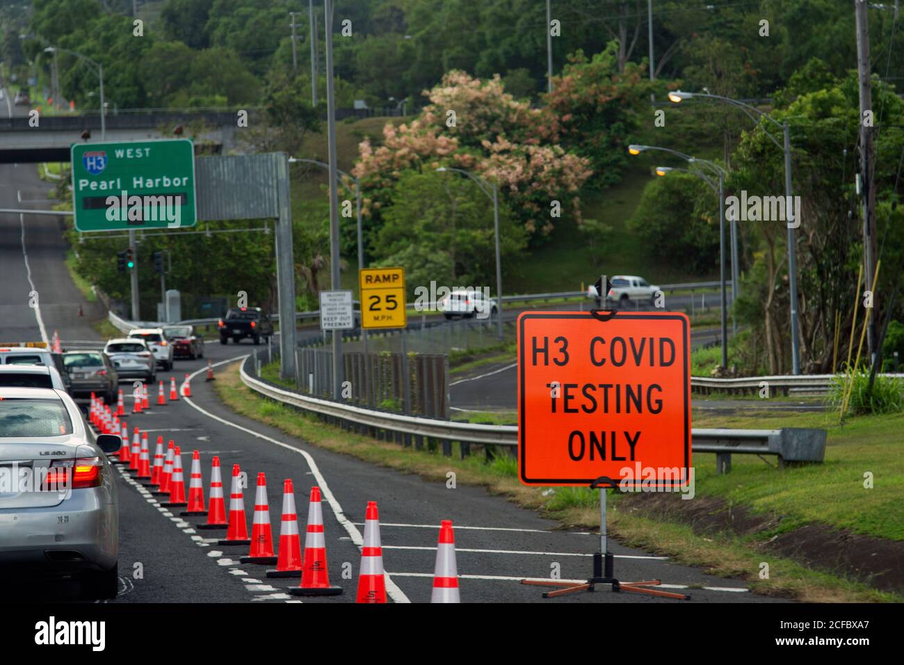 Test di massa COVID-19 eseguito sull'autostrada H3, Oahu, Hawaii, USA Foto Stock