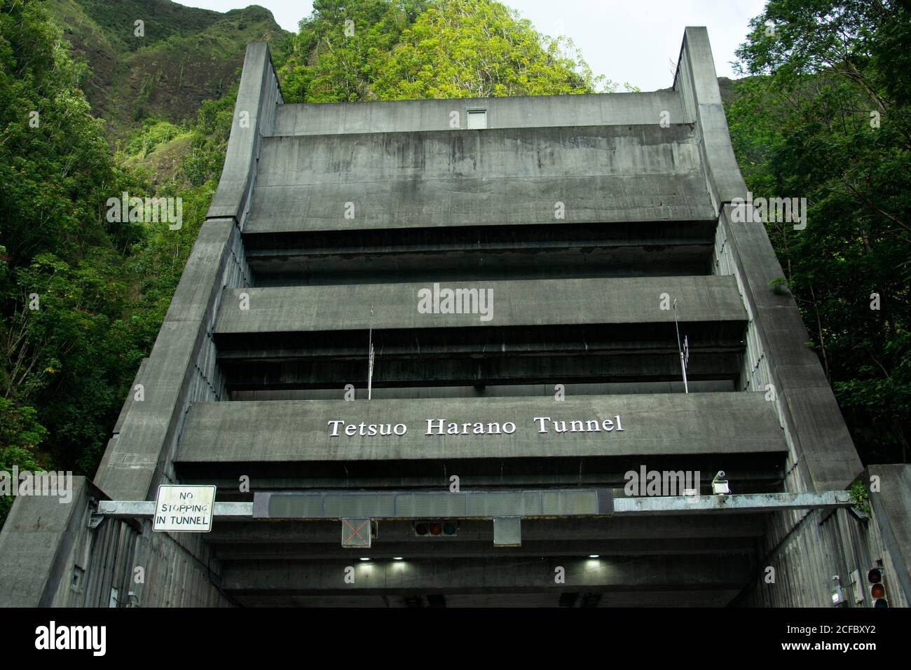 Ingresso dell'autostrada H3 Tetsuo Harano tunnel, Kaneohe, Oahu, Hawaii, USA Foto Stock