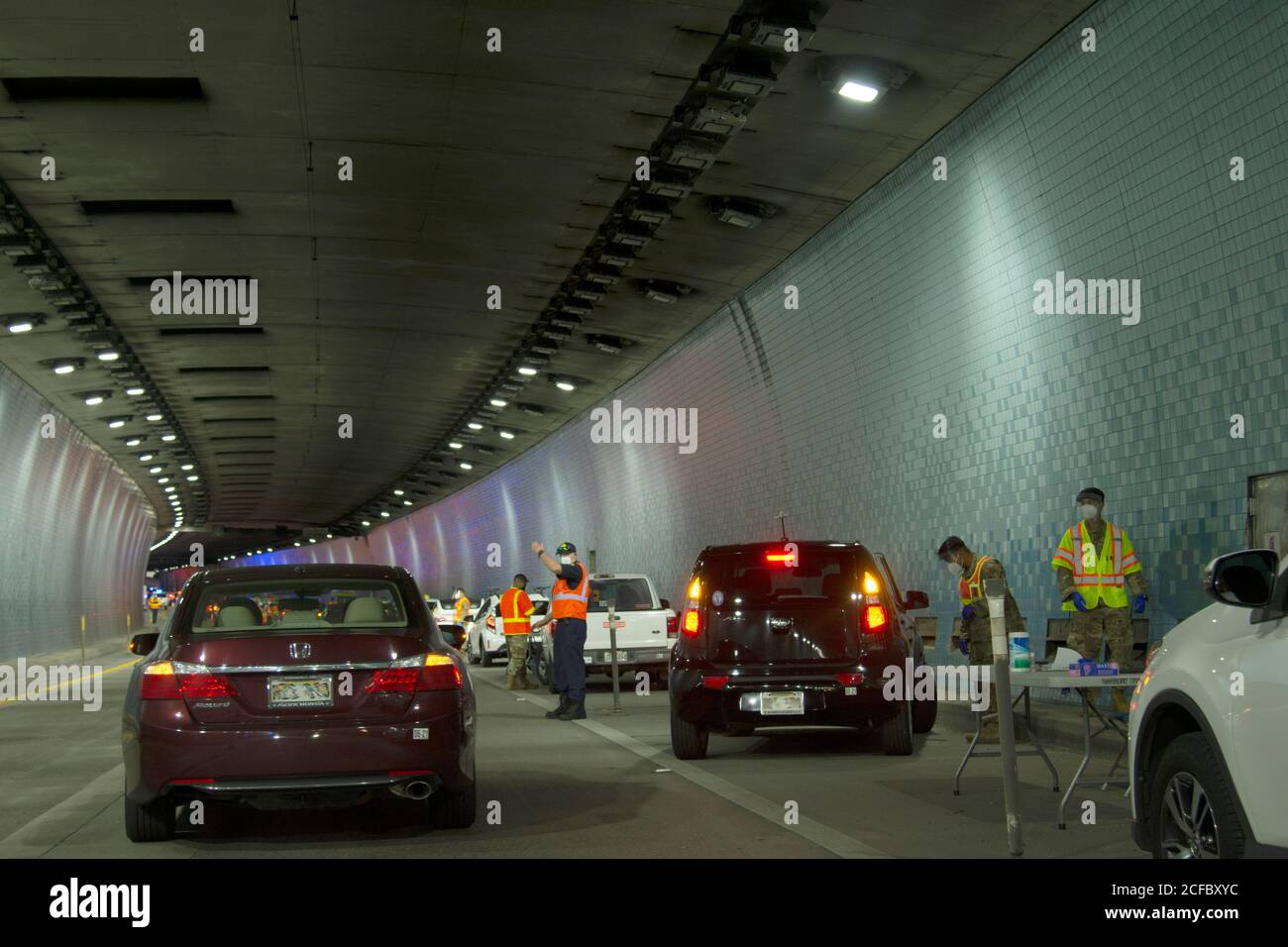 Prove di massa COVID-19 effettuate all'interno del tunnel dell'autostrada H3, Oahu, Hawaii, USA Foto Stock