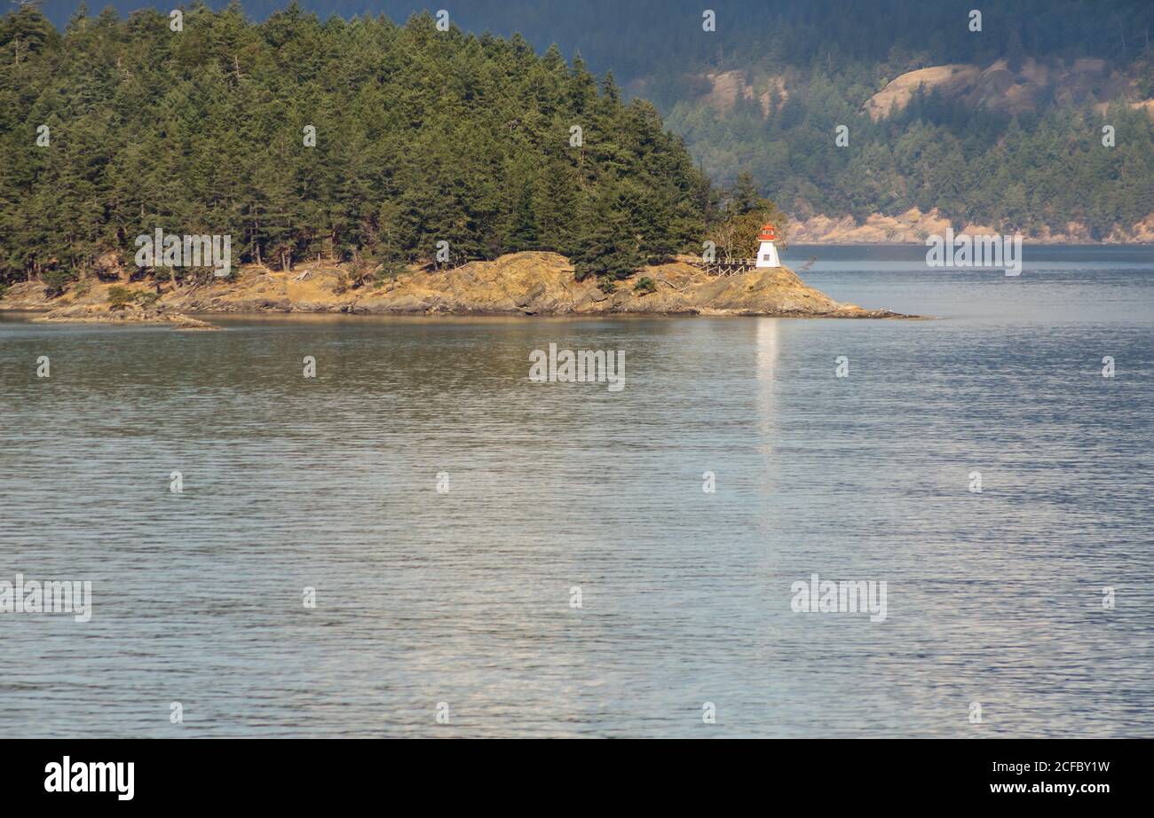 Faro sul promontorio roccioso Vancouver Island Canada Foto Stock