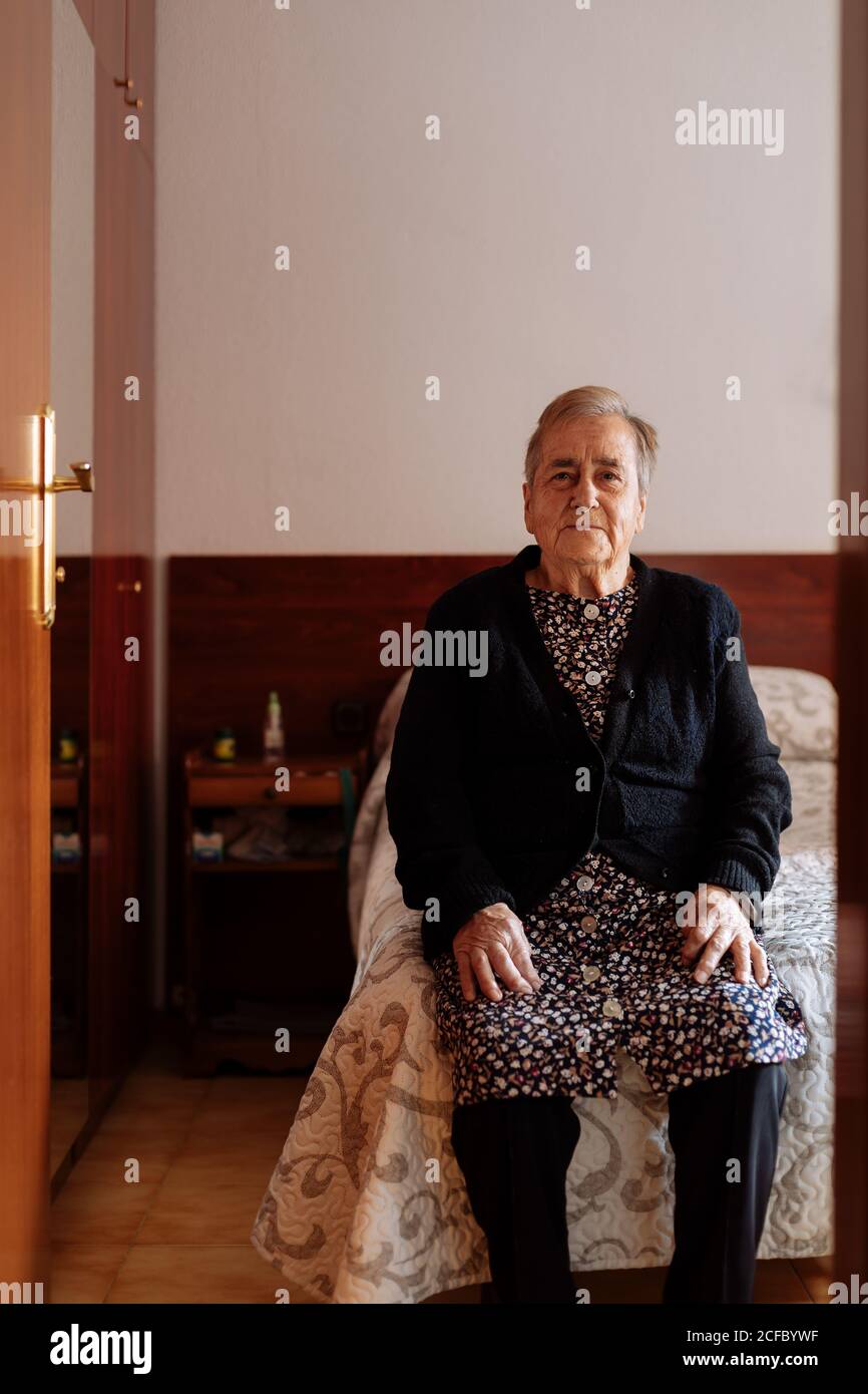 Ritratto di donna anziana con Alzheimer. Foto Stock