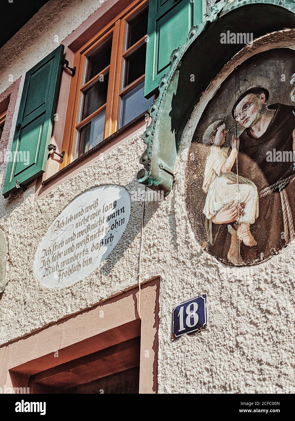 "Vivo e non so per quanto tempo. Muoio e non so quando. Io guido e non so dove. Mi chiedo che Sono contento.' Facciata dipinta di a. Foto Stock