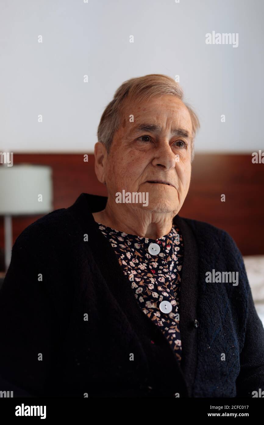 Ritratto di donna anziana con Alzheimer. Foto Stock