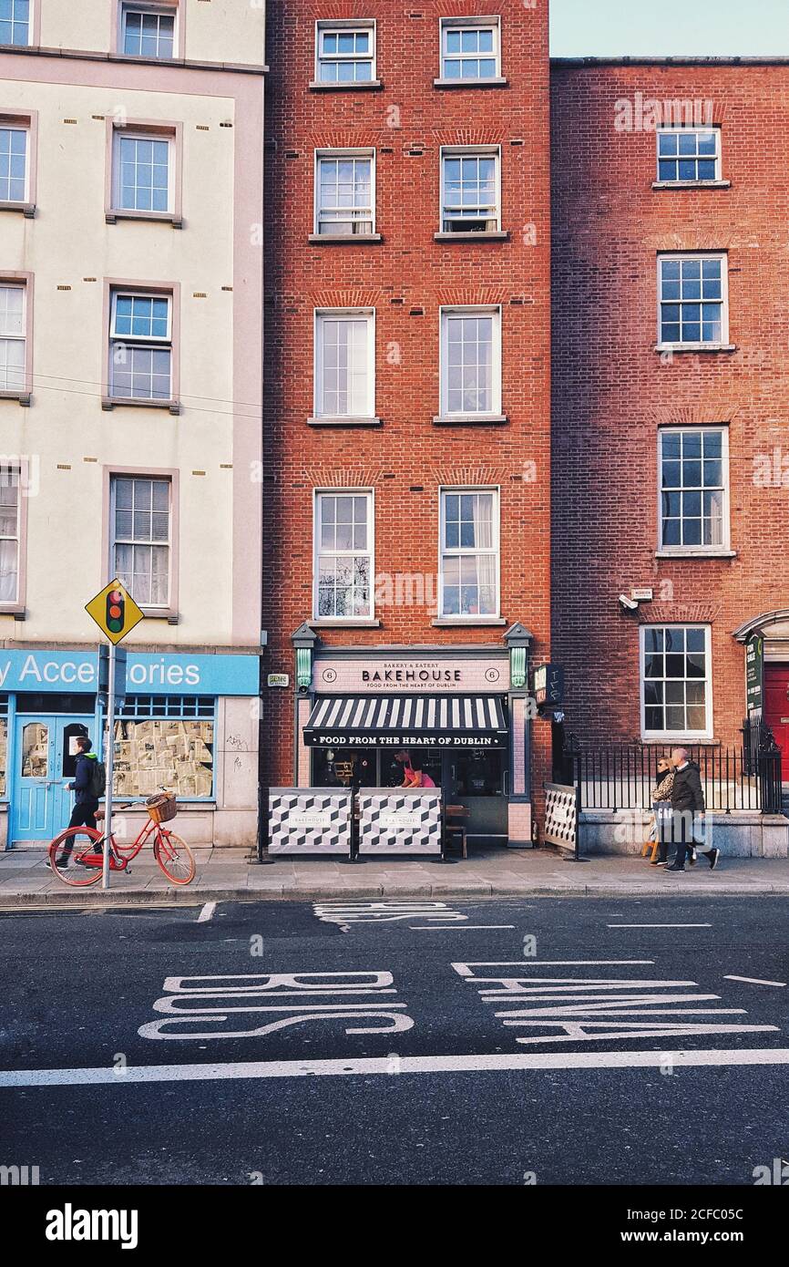 Edificio in mattoni con negozio 'Bakehouse' a Dublino, Irlanda Foto Stock