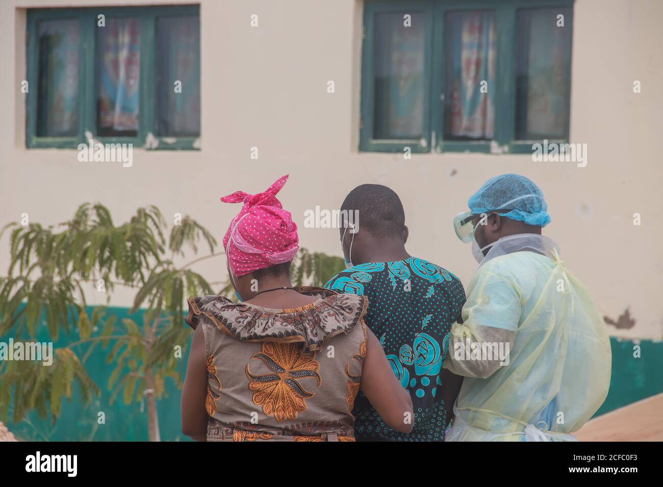 Covid-19 paziente positivo, preso in isolamento ospedaliero da personale medico e cura di cura, Sud Africa Foto Stock