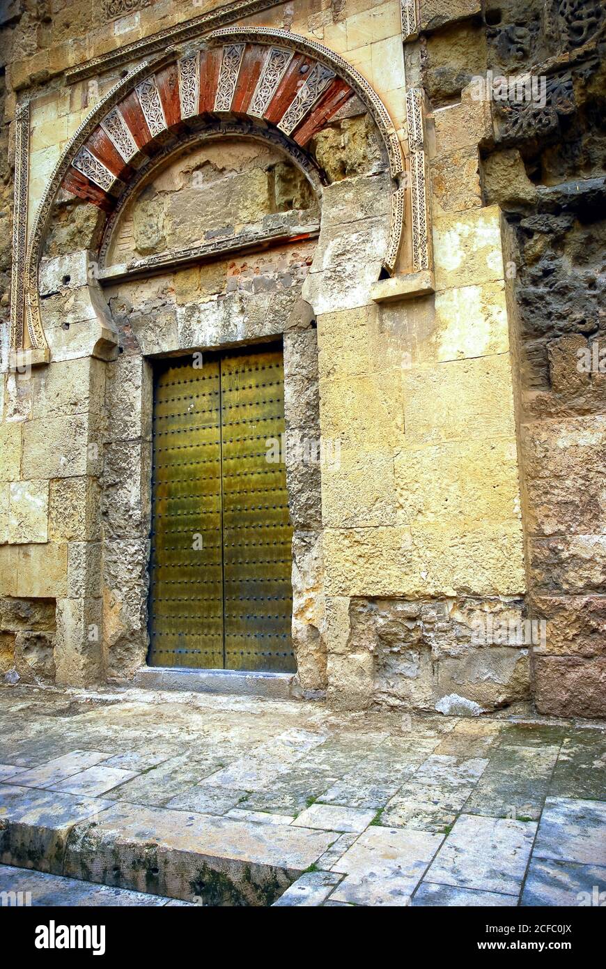 Puerta Lateral de la Catedral de Cordoba en Andalucia España Foto Stock