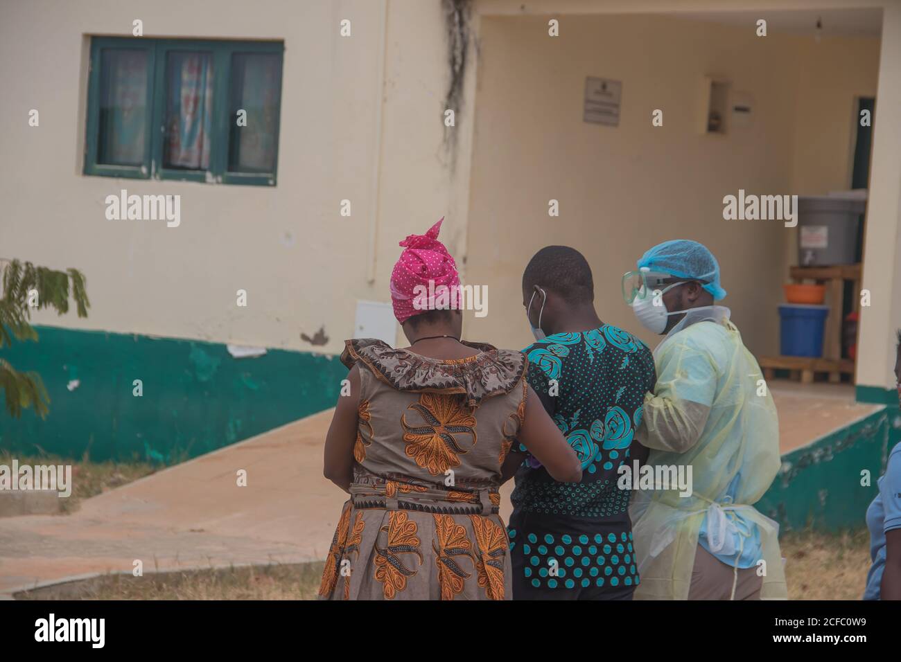 Covid-19 paziente positivo, preso in isolamento ospedaliero da personale medico e cura di cura, Sud Africa Foto Stock