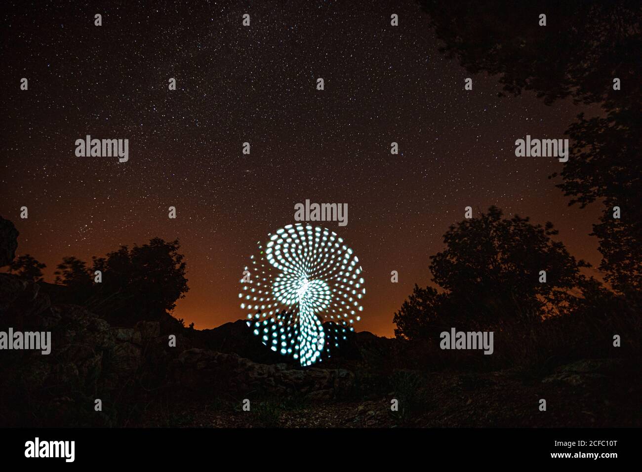 Cielo notturno con forme astratte in pittura di luce Foto Stock