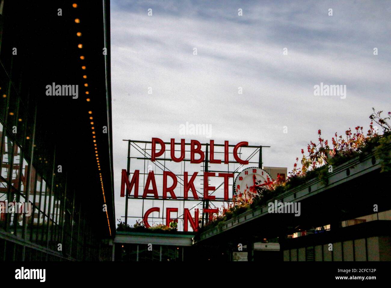 Seattle Tourism punto di riferimento USA ruota panoramica centro mercato pubblico Foto Stock