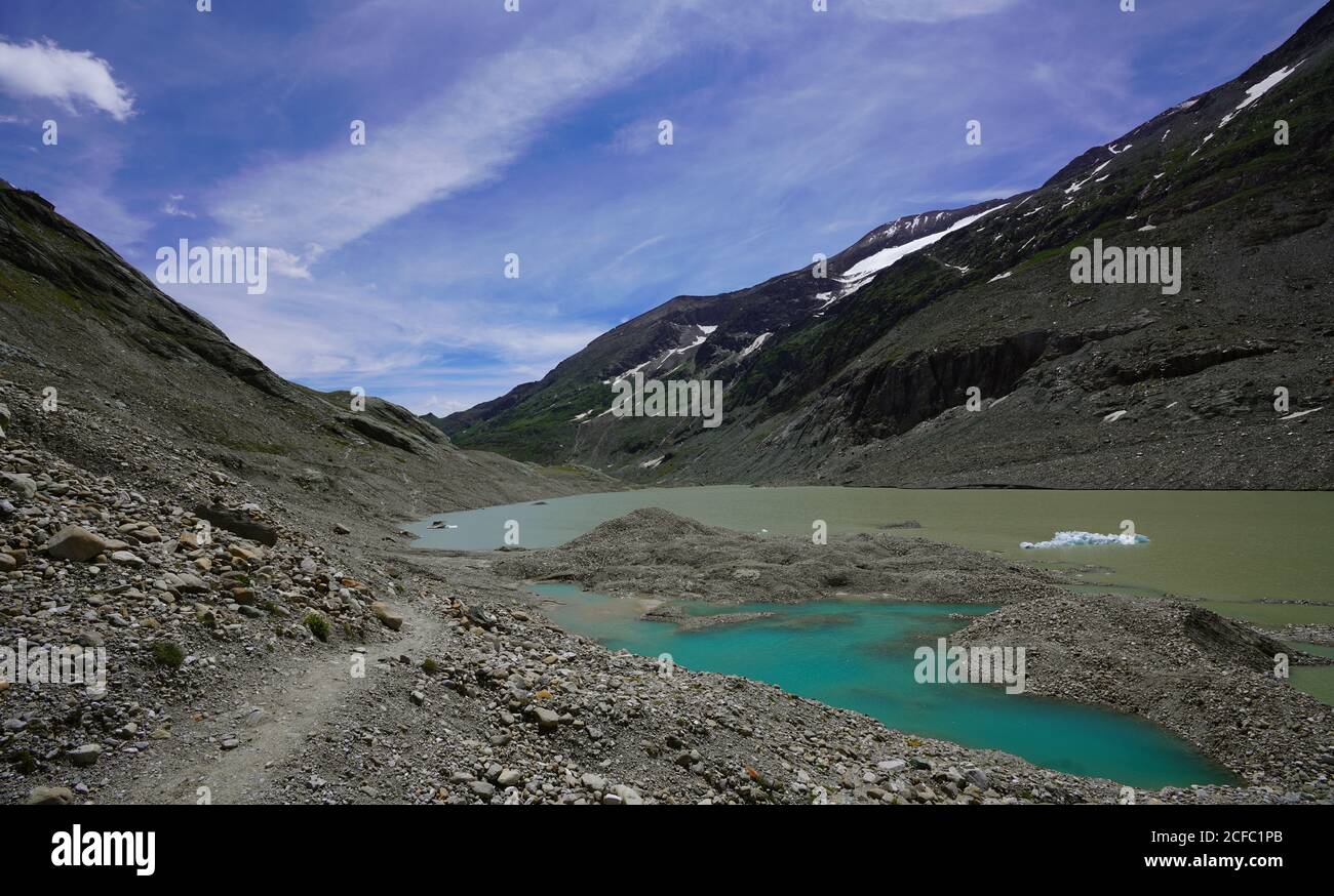 Vista panoramica del lago in montagna Foto Stock