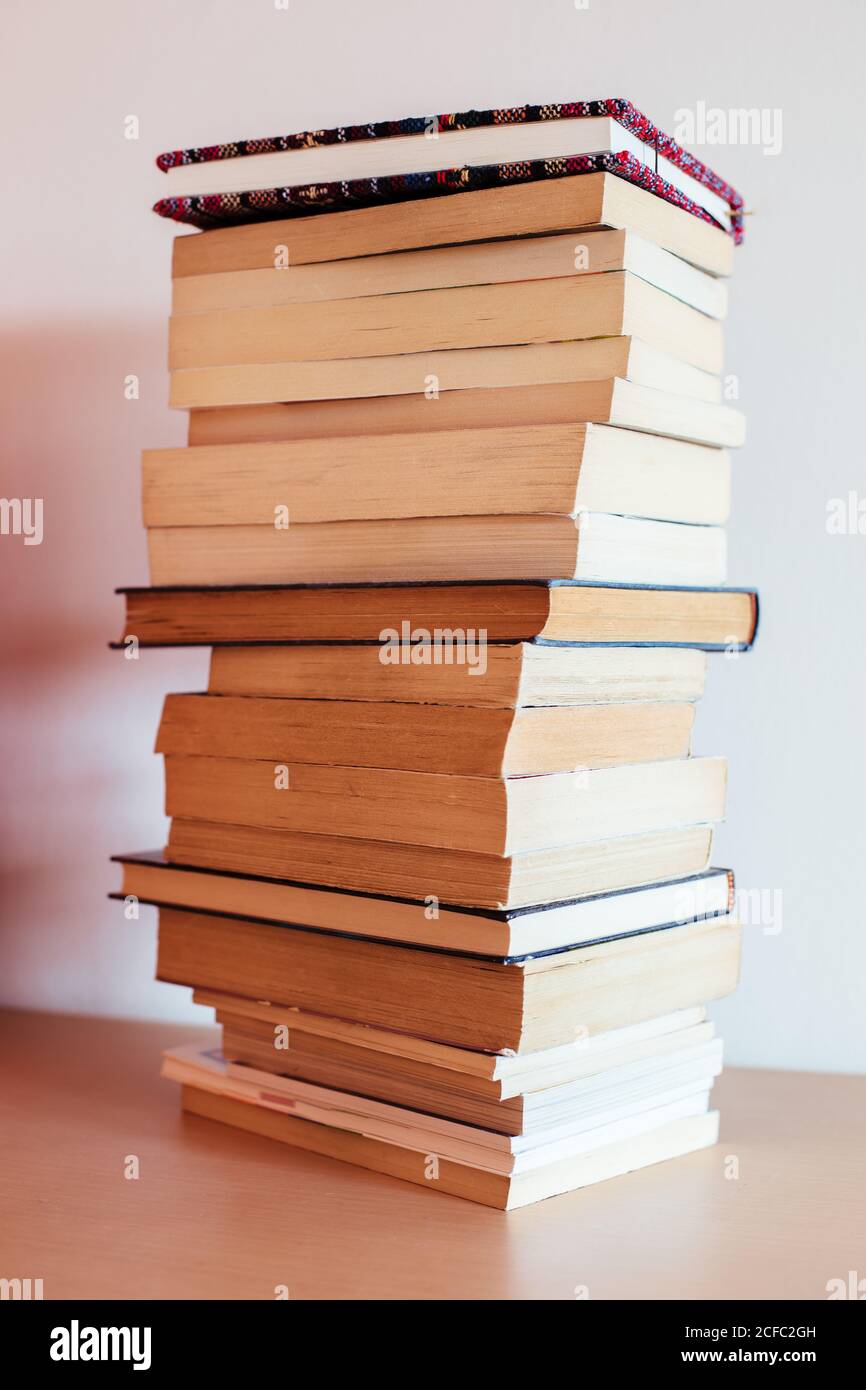 Pila di libri d'epoca Foto Stock