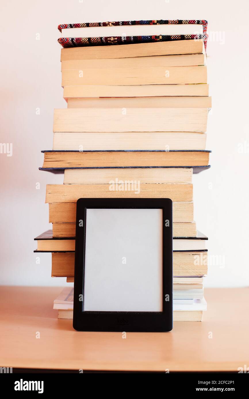 Libri vintage accanto a un e-Book Foto Stock