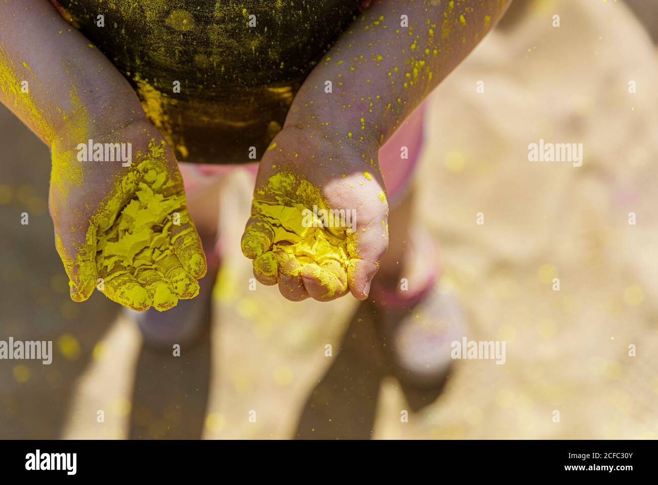 Primo piano delle mani che tengono la polvere colorata durante il Festival di Holi. Godendo e celebrando festival di colori. Tradizione indù Foto Stock