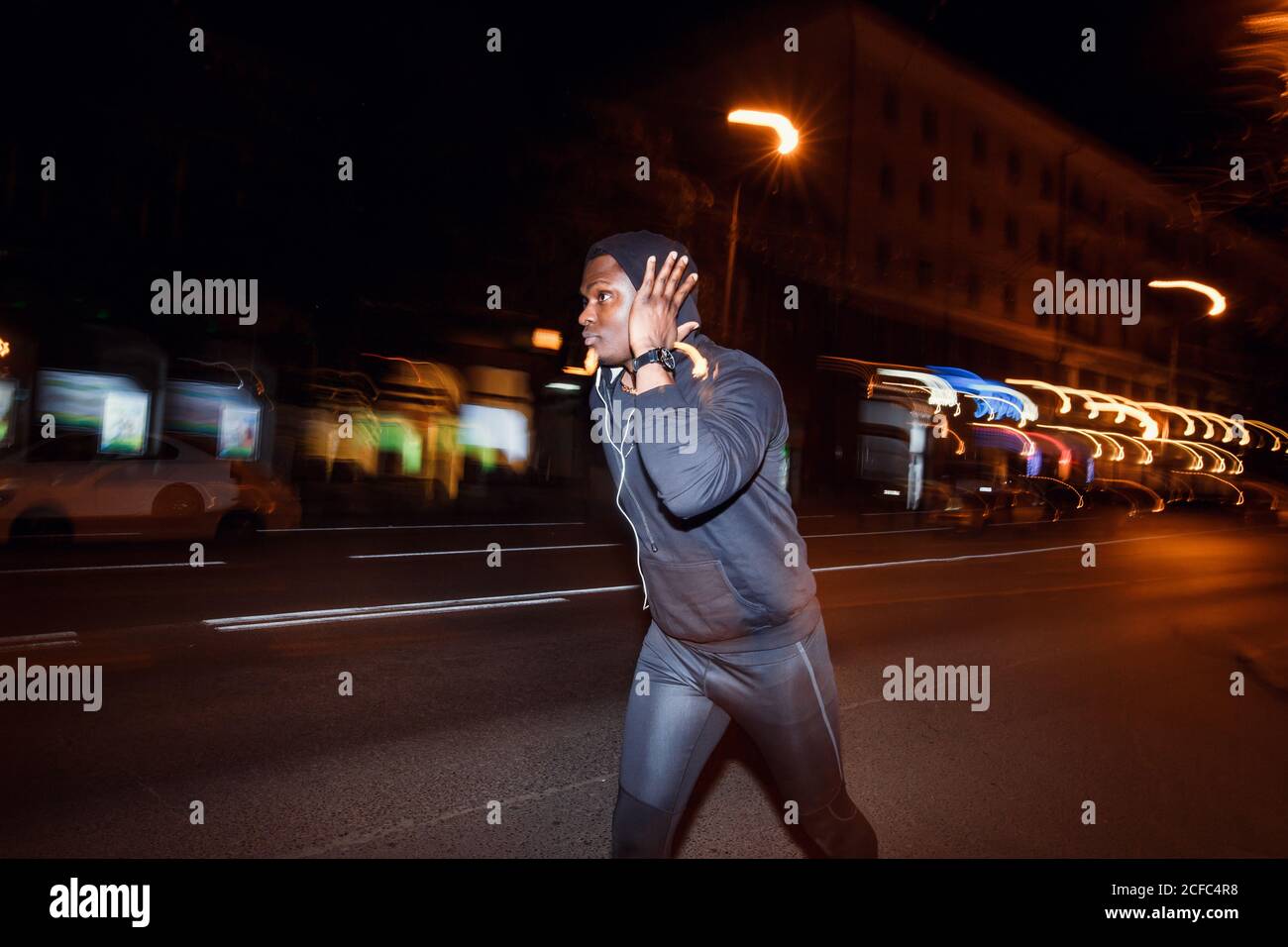 Immagine creativa di un runner notturno. Formazione dei runner di notte Foto Stock