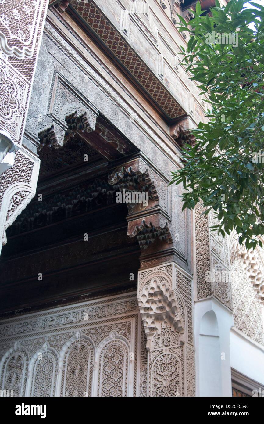 Bahia Palace Marrakech con palme, intagliate a mano e gioco di luci Foto Stock