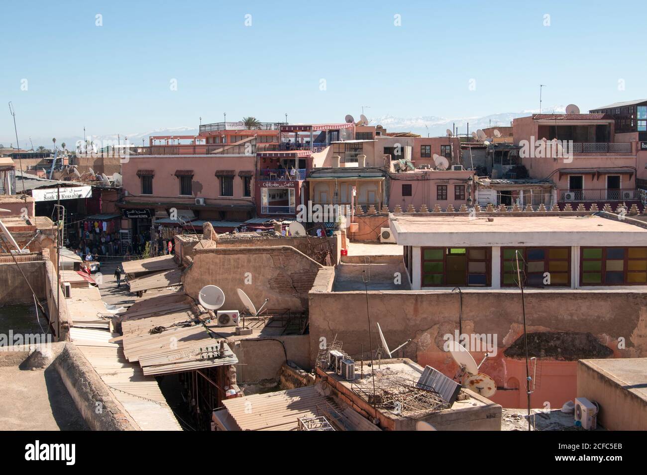 Sopra i tetti della medina a Marrakech con un Vista sulle montagne dell'Atlante Foto Stock