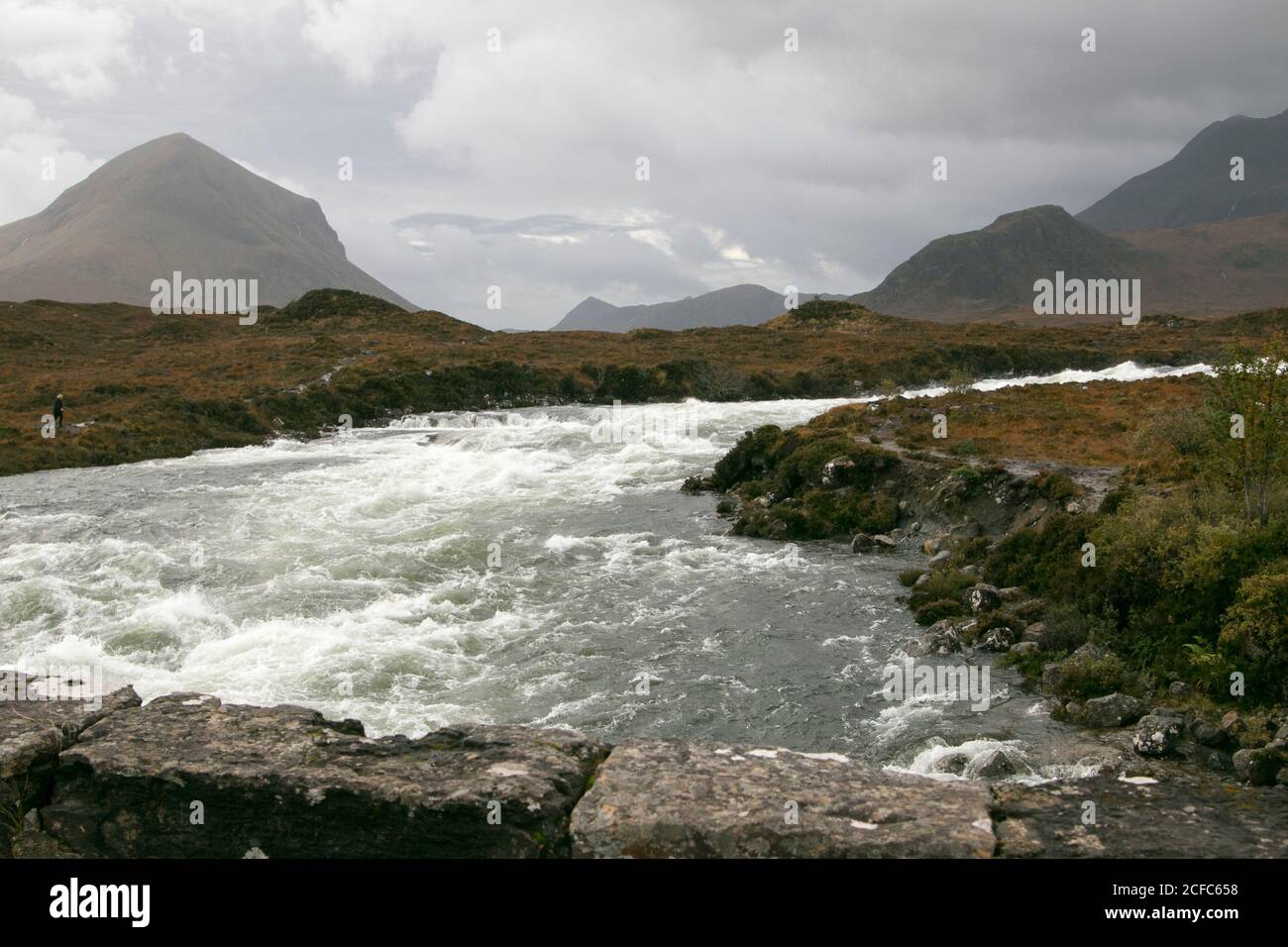 Fiume che scorre sull'isola di Skye, Scozia Foto Stock