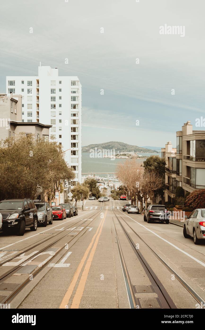 Vista prospettica della strada asfaltata diritta con la ferrovia che scende Nel quartiere di San Francisco Foto Stock