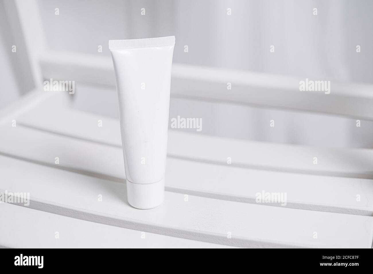 Tubo cosmetico bianco su sfondo bianco, prodotto di bellezza, confezione mockup marchio Foto Stock
