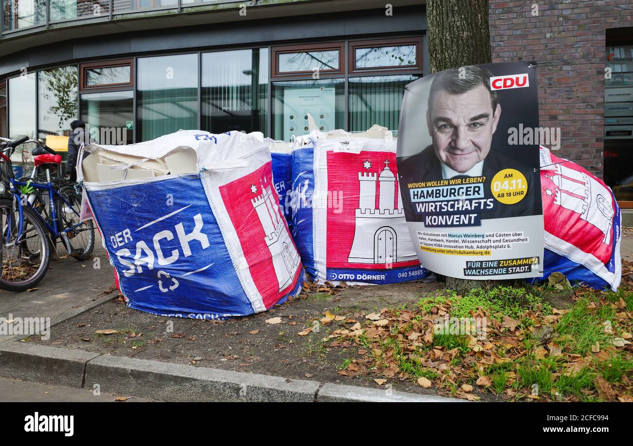 Targhetta della CDU. Elezioni dello stato di Amburgo, sacchi di spazzatura con stemma di Amburgo e l'iscrizione 'Der Sack', Amburgo, Germania, 02 dicembre 2019 Foto Stock