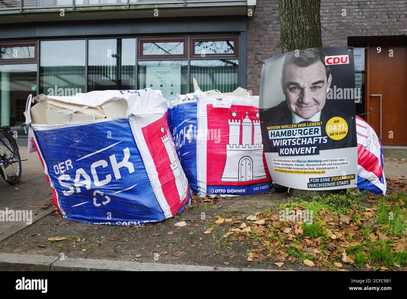 Targhetta della CDU. Elezioni dello stato di Amburgo, sacchi di spazzatura con stemma di Amburgo e l'iscrizione 'Der Sack', Amburgo, Germania, 02 dicembre 2019 Foto Stock
