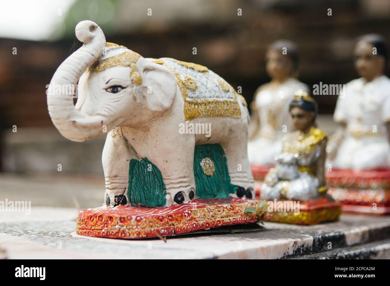Statuina in ceramica bianca di elefante con ornamenti dorati tradizionali, Thailandia Foto Stock