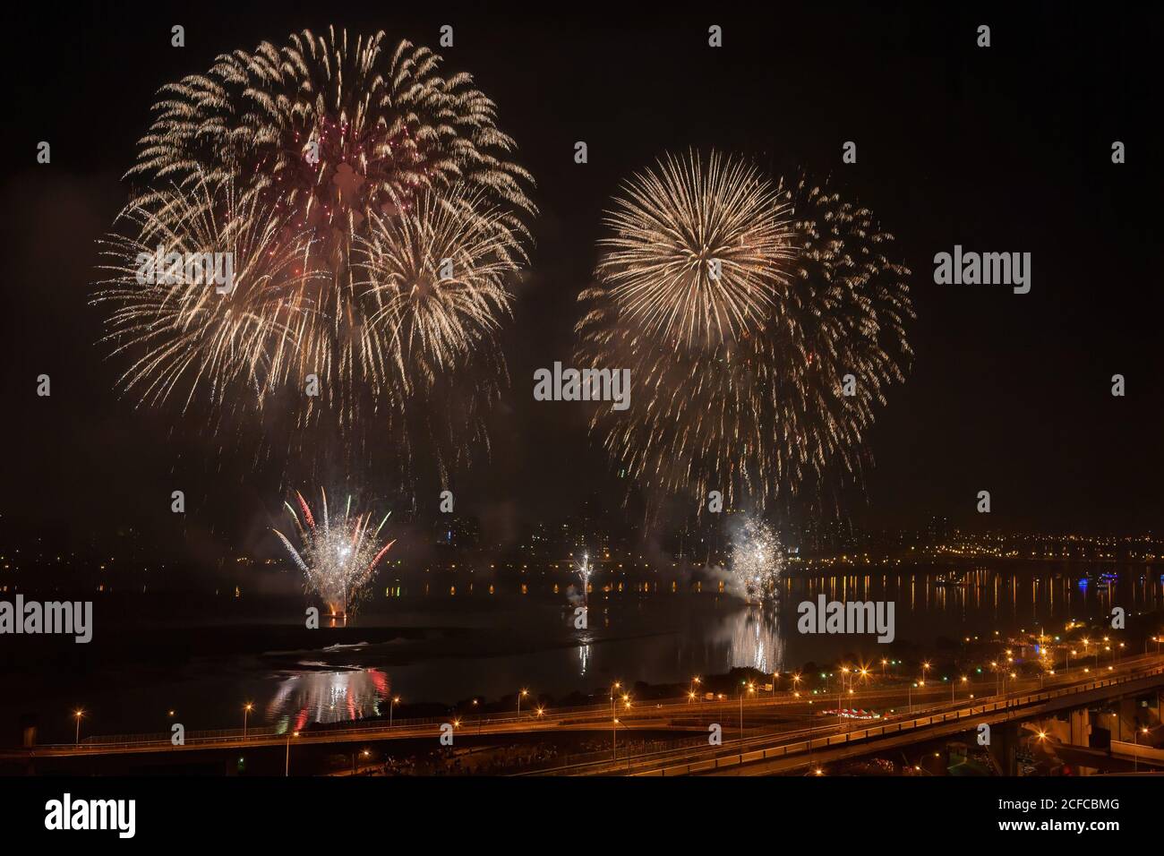 Vista dall'alto sull'angelo della celebrazione dei fuochi d'artificio con il Ponte Zhongxiao e il Fiume Tamsui a Taipei, Taiwan Foto Stock