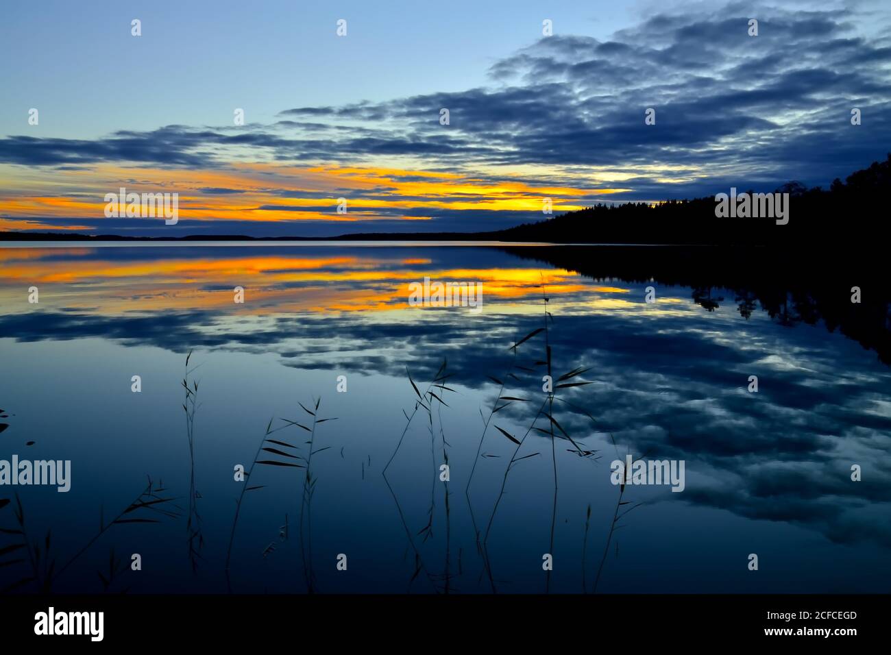 Romantico crepuscolo sul lago Keret, Carelia settentrionale, Russia Foto Stock