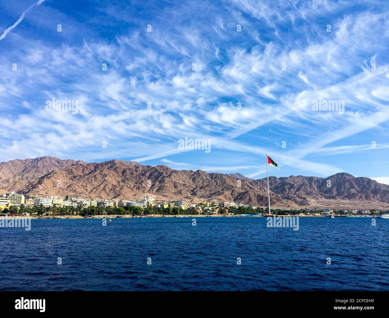 Bandiera Giordana di Revolt sul sesto flagpole più alto del mondo, Aqaba, Giordania Foto Stock