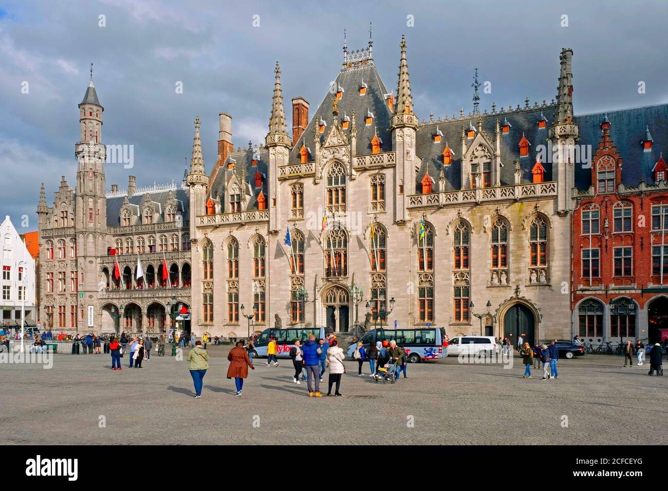 Piazza del mercato con Provinciaal Hof, Bruges, Fiandre Occidentali, Belgio Foto Stock