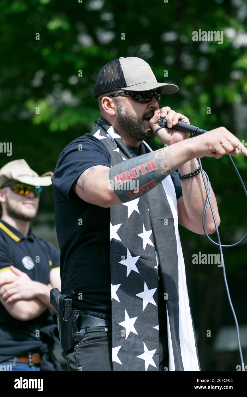 Joey Gibson, organizzatore di rally e candidato al Senato fringe, porta una pistola Glock sulla sua destra mentre predica a un raduno mayday a Seattle, Oregon, il 1 maggio 2018. (Foto di John Rudoff/Sipa USA) Credit: Sipa USA/Alamy Live News Foto Stock