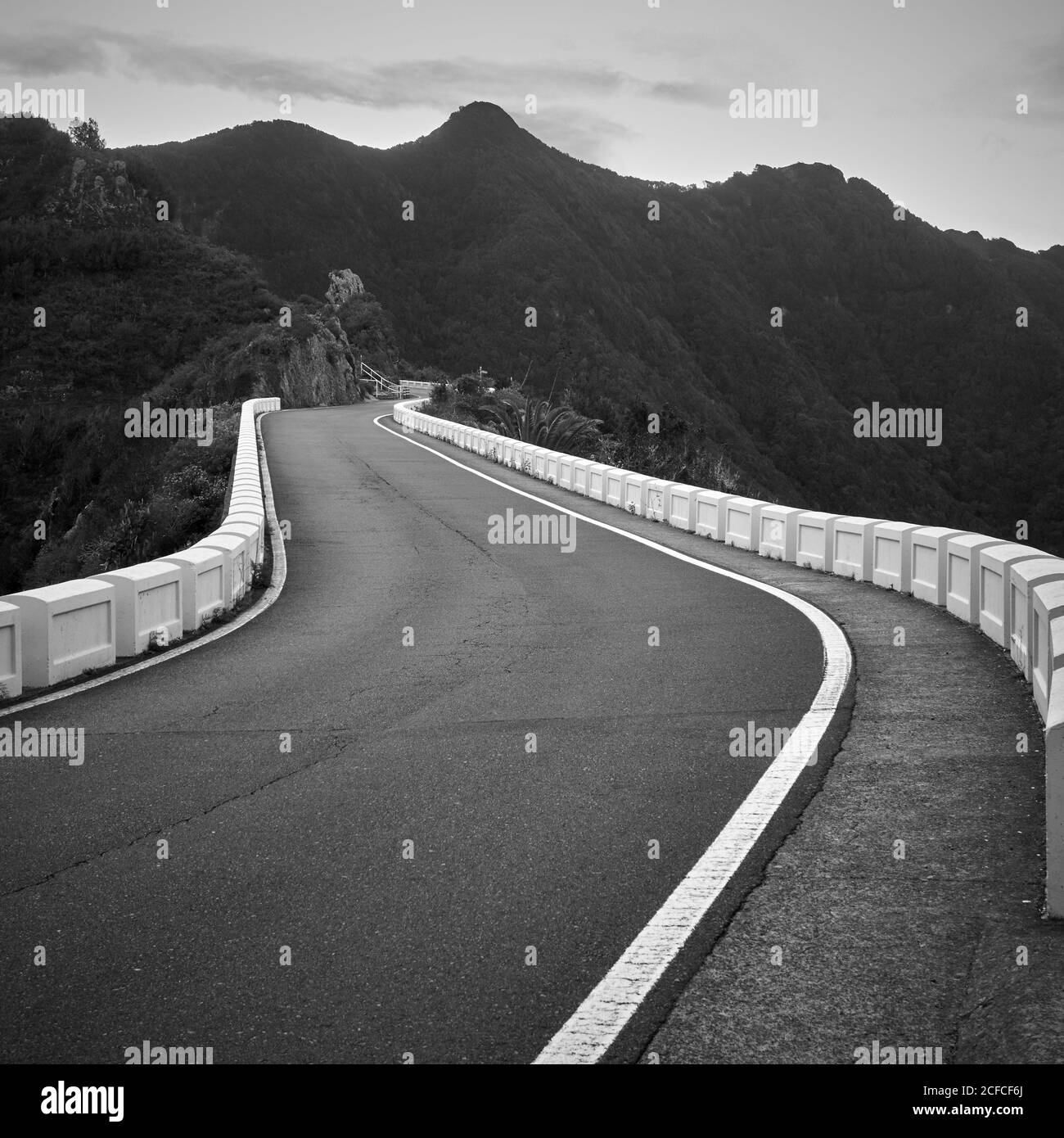 Prospettiva di strada con curve, Tenerife, le Canarie. Fotografia in bianco e nero. Orizzontale Foto Stock