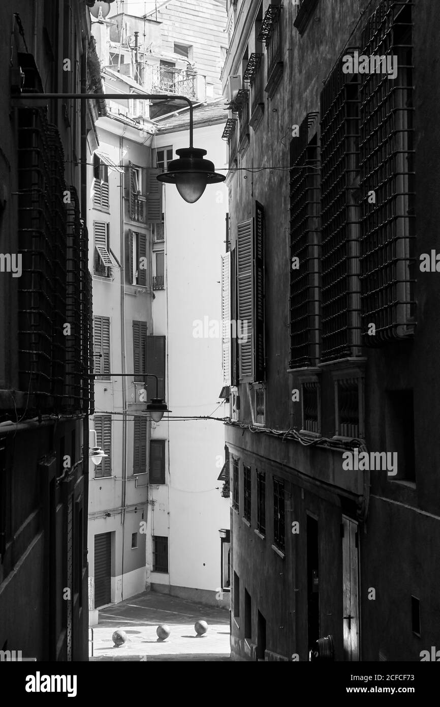 Via nel centro storico di Genova. Fotografia urbana in bianco e nero Foto Stock