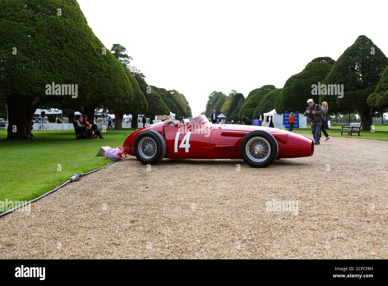 Il Concours of Elegance riunirà ancora una volta una selezione di 60 delle vetture più rari provenienti da tutto il mondo – molte delle quali non saranno mai state viste prima nel Regno Unito. Molte delle vetture Concours parteciperanno anche a un tour di 2 giorni in auto nei giorni che portano all'evento principale di Concours. In modo unico, il vincitore del Concours of Elegance non è selezionato da una giuria, ma dai proprietari delle vetture stesse. A ciascun partecipante viene chiesto di votare sugli altri modelli in mostra per decidere quale vettura è considerata la ‘migliore dello spettacolo’. Foto Stock