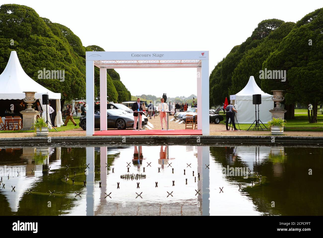 Il Concours of Elegance riunirà ancora una volta una selezione di 60 delle vetture più rari provenienti da tutto il mondo – molte delle quali non saranno mai state viste prima nel Regno Unito. Molte delle vetture Concours parteciperanno anche a un tour di 2 giorni in auto nei giorni che portano all'evento principale di Concours. In modo unico, il vincitore del Concours of Elegance non è selezionato da una giuria, ma dai proprietari delle vetture stesse. A ciascun partecipante viene chiesto di votare sugli altri modelli in mostra per decidere quale vettura è considerata la ‘migliore dello spettacolo’. Foto Stock