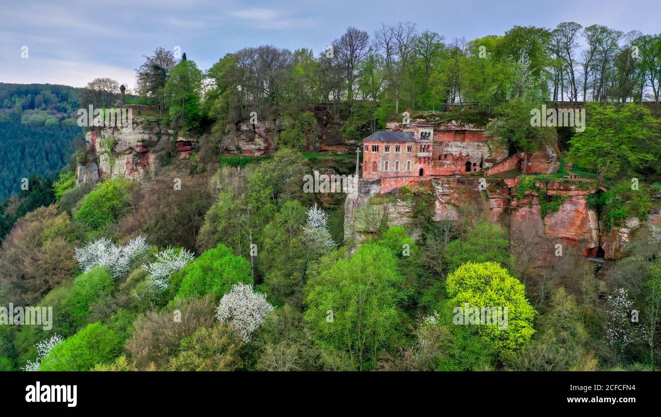 Vista di Klause con tomba di Johann von Luxemburg e la Chiesa di San Giovanni Battista nel distretto di Kastel, Kastel-Stadt, Saartal, Foto Stock