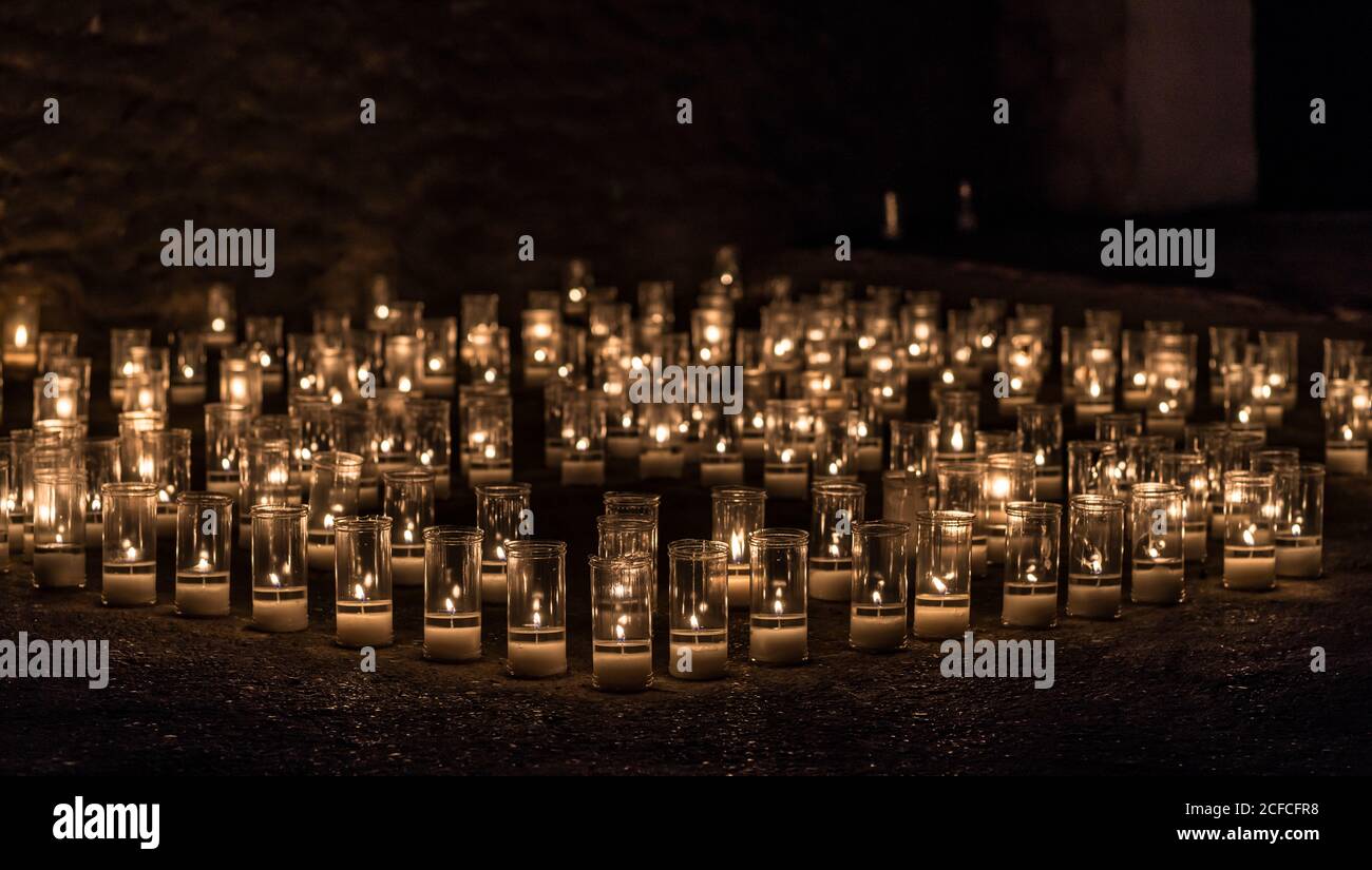 Villaggio di Titaguas, strade illuminate da candele che disegnano forme nella notte della celebrazione delle candele festival locale di luglio a Valencia Spagna Foto Stock
