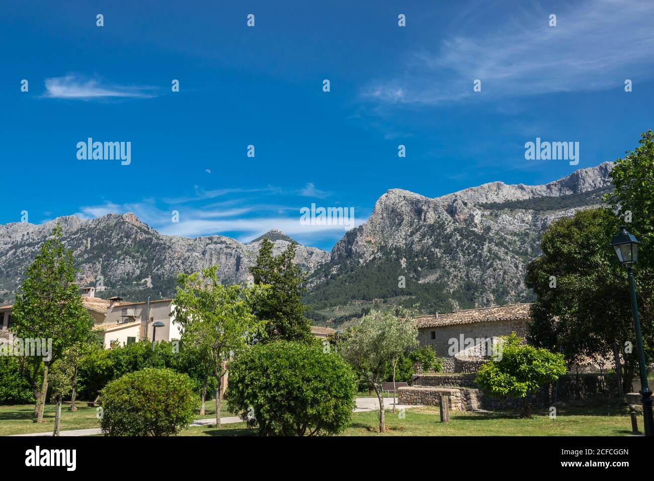 Bellissima città di Soller paesaggio sull'isola di Maiorca. Montagne e case tipiche. Isola di Maiorca, Isole Baleari, Spagna. Foto Stock
