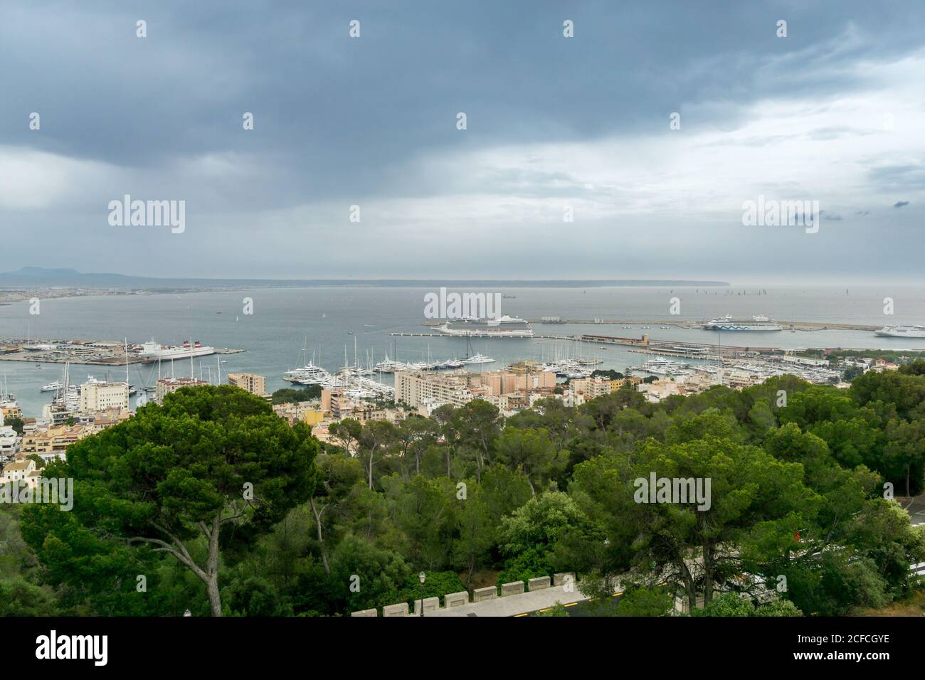 Vista panoramica aerea del Palma de Mallorca Club de mar, Sea club. Baia porto con molte barche a vela e crociere di lusso, Spagna Foto Stock
