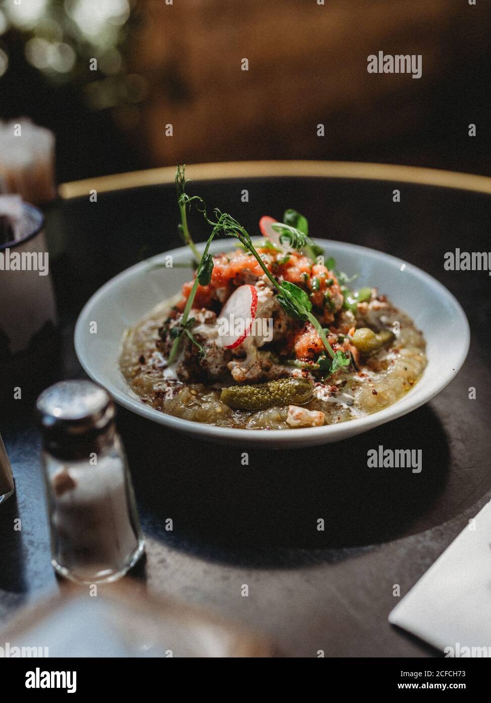 piatto arabo con carne e verdure Foto Stock