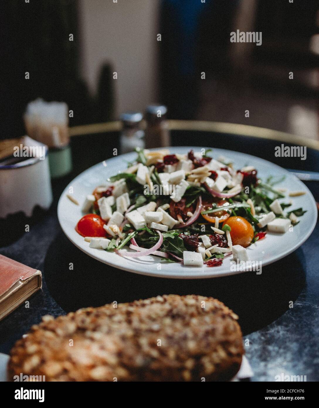 insalata araba in un piatto sul tavolo Foto Stock